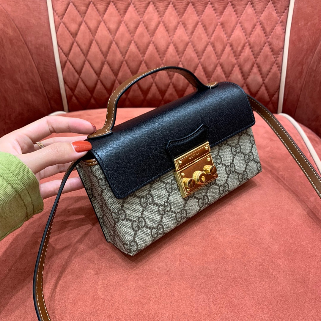Gucc1 padlock bag angle 2