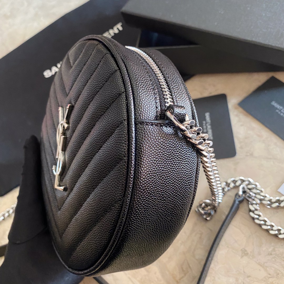 VINYLE ROUND CAMERA BAG IN CHEVRON-QUILTED SMOOTH LEATHER angle 4