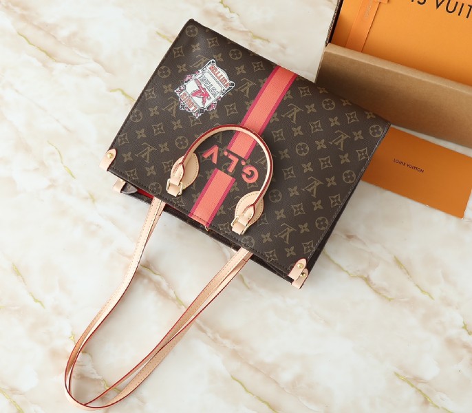 Mon Monogram OnTheGo MM angle 4