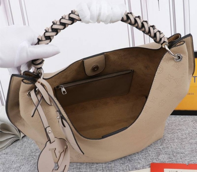 LV Mahina Carmel Hobo In Galet Gray angle 5