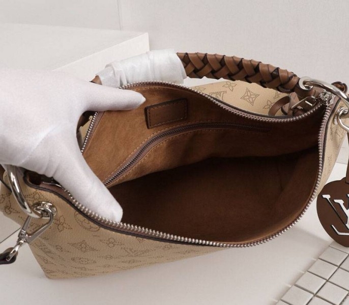 LV Mahina Beaubourg MM Hobo In Beige angle 5