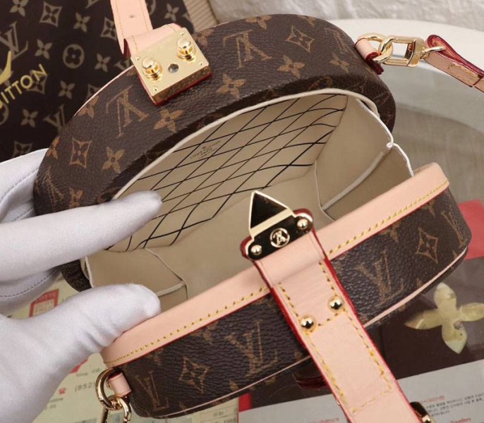 Louis Vuitton Monogram Canvas Petite Boite Chapeau angle 5