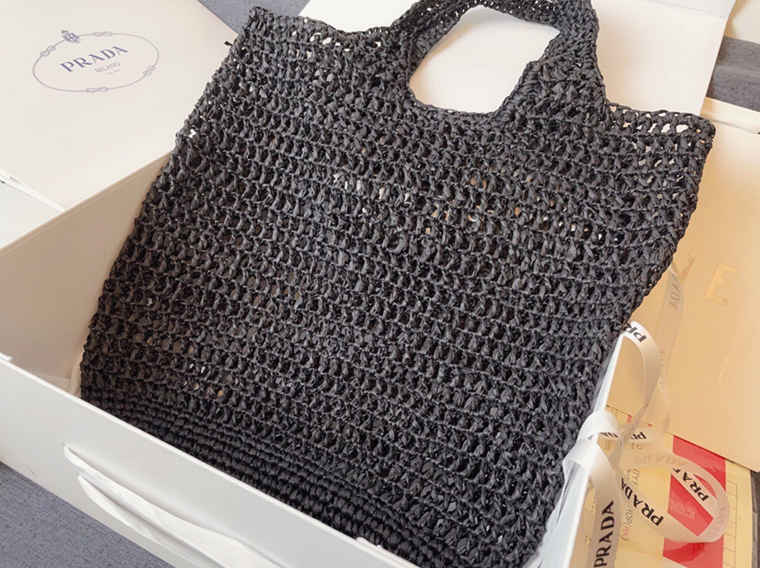 Prada Large Tote Bag Fake in Black Woven Raffia angle 3