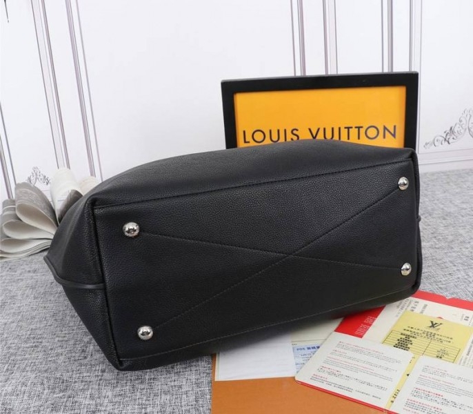LV Mahina Carmel Hobo In Black angle 4
