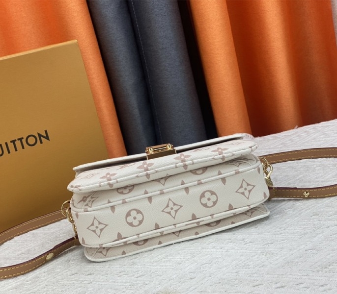 Louis Vuitton Monogram Dune Canvas Metis East West Pochette angle 4