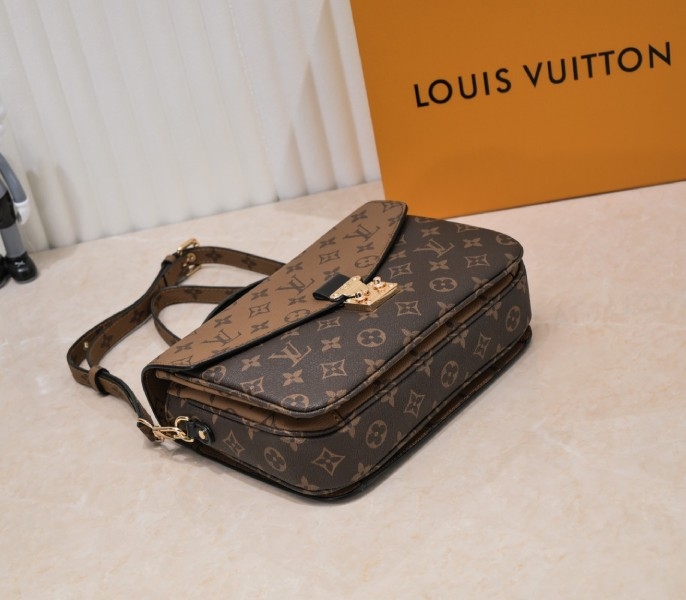 LV Monogram Reverse Canvas Metis M44876 angle 4