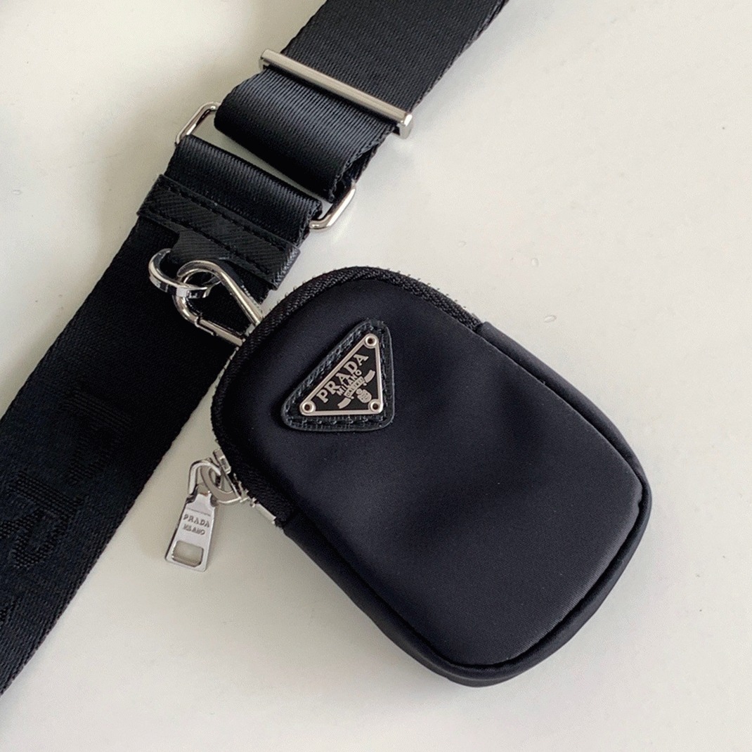 Prada Re-Edition Shoulder Bag Fake in Black angle 5