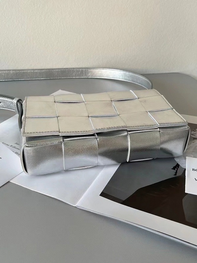Top Quality Knockoff Bottega Veneta Cassette Bag In Silver angle 4