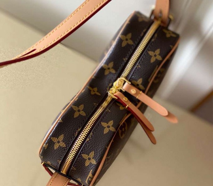 Louis Vuitton Monogram Canvas Game On Coeur Bag angle 4