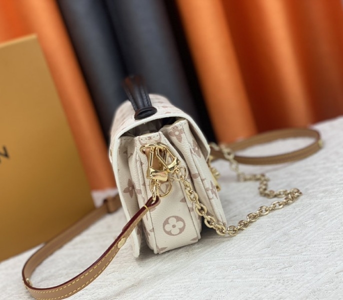 Louis Vuitton Monogram Dune Canvas Metis East West Pochette angle 5