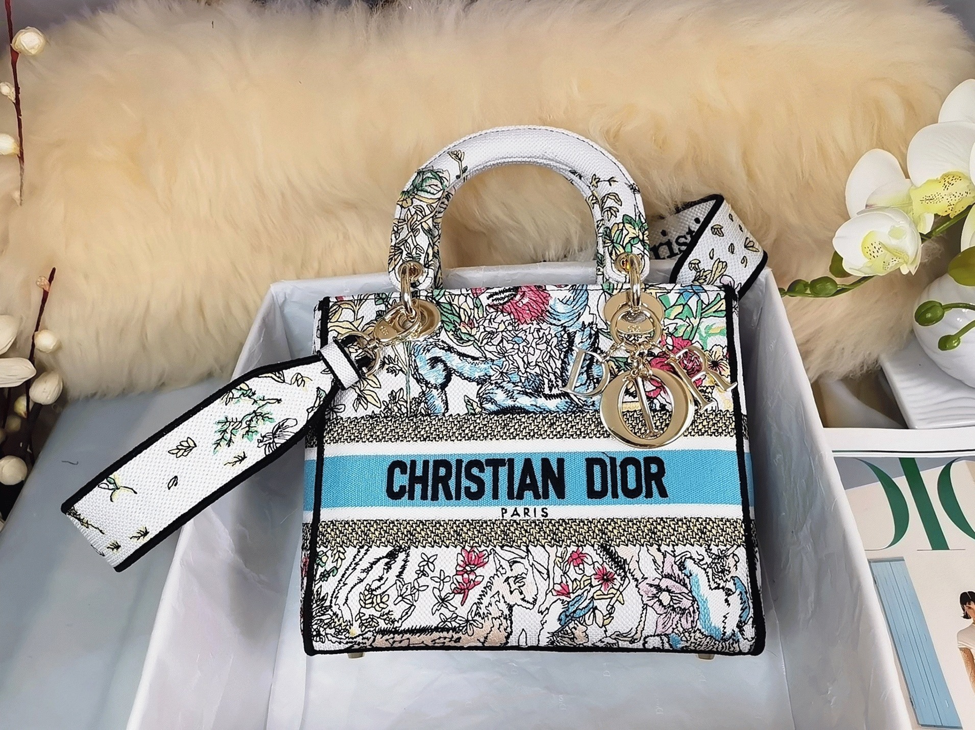 Dior Lady D-Lite Medium Bag Fake in White D-Constellation Embroidery angle 5