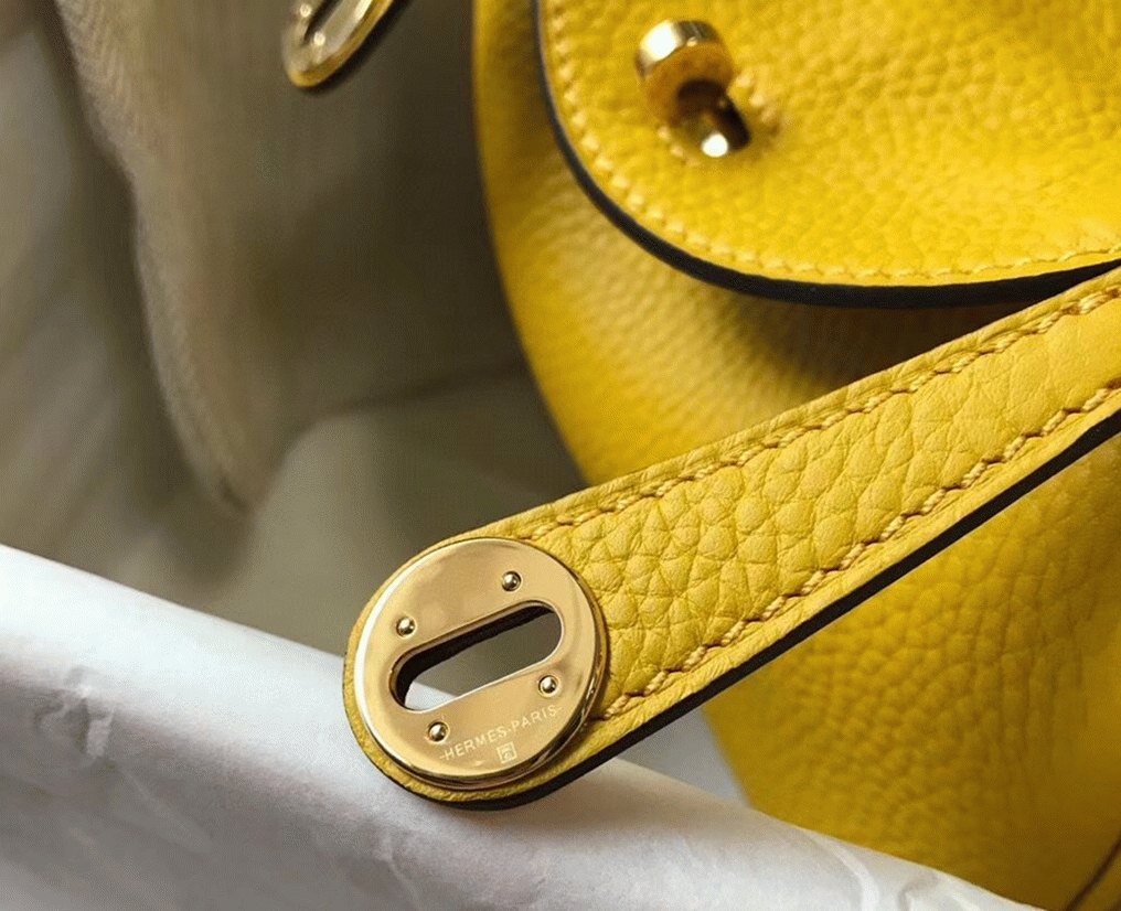 Fake luxury Hermes Lindy Mini handbag in yellow clemence leather angle 4