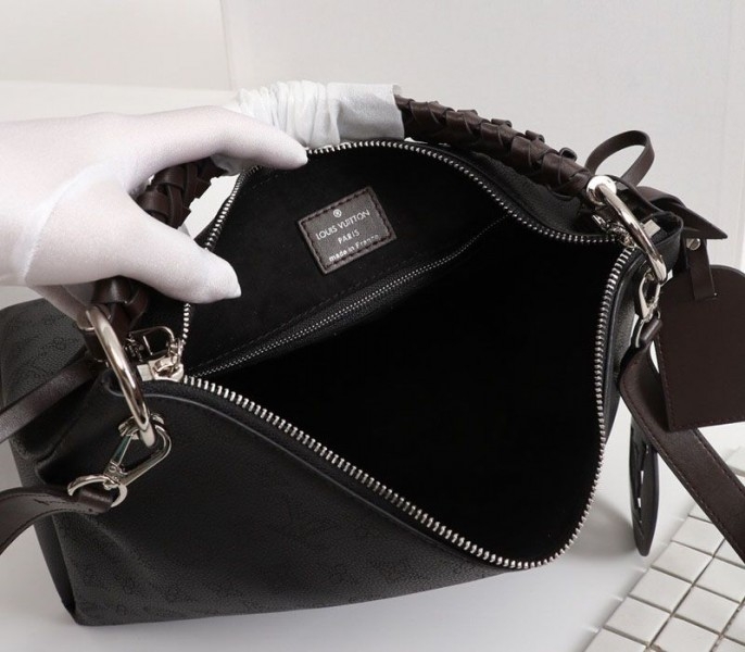LV Mahina Beaubourg MM Hobo In Black angle 5