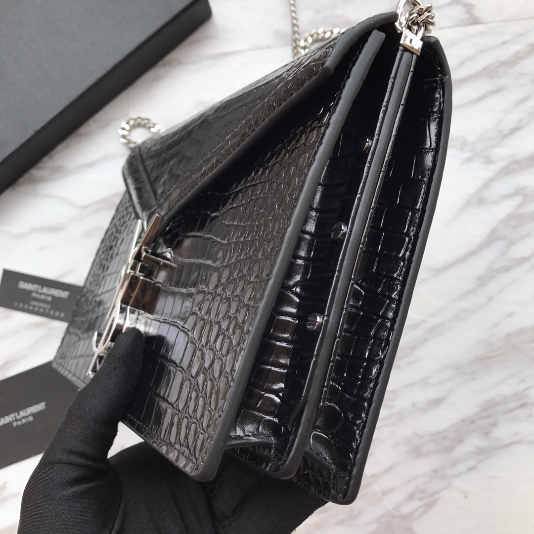 CASSANDRA MONOGRAM CLASP BAG IN CROCODILE EMBOSSED SHINY LEATHER angle 4