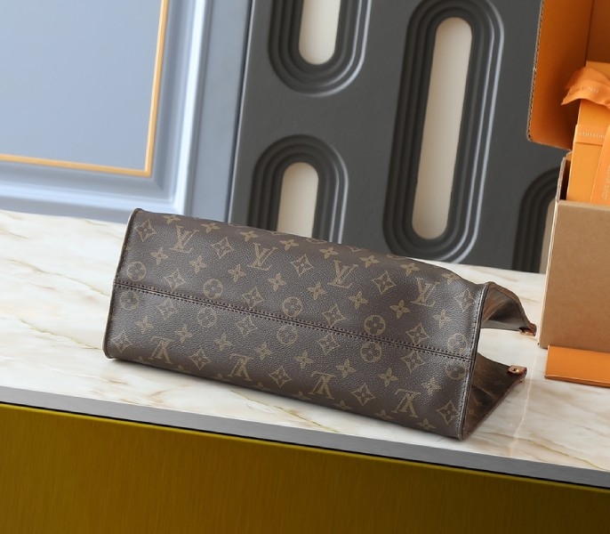 X TM Monogram Canvas OnTheGo MM With Bijou Edition angle 4