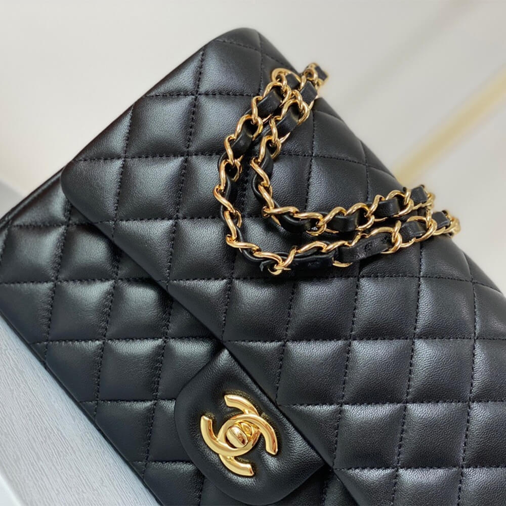 Chanel Classic handbag medium (High-end grade) angle 3