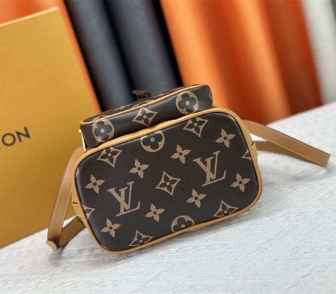 Replica LV Autres Cuirs Monogram Noe Cargo angle 5