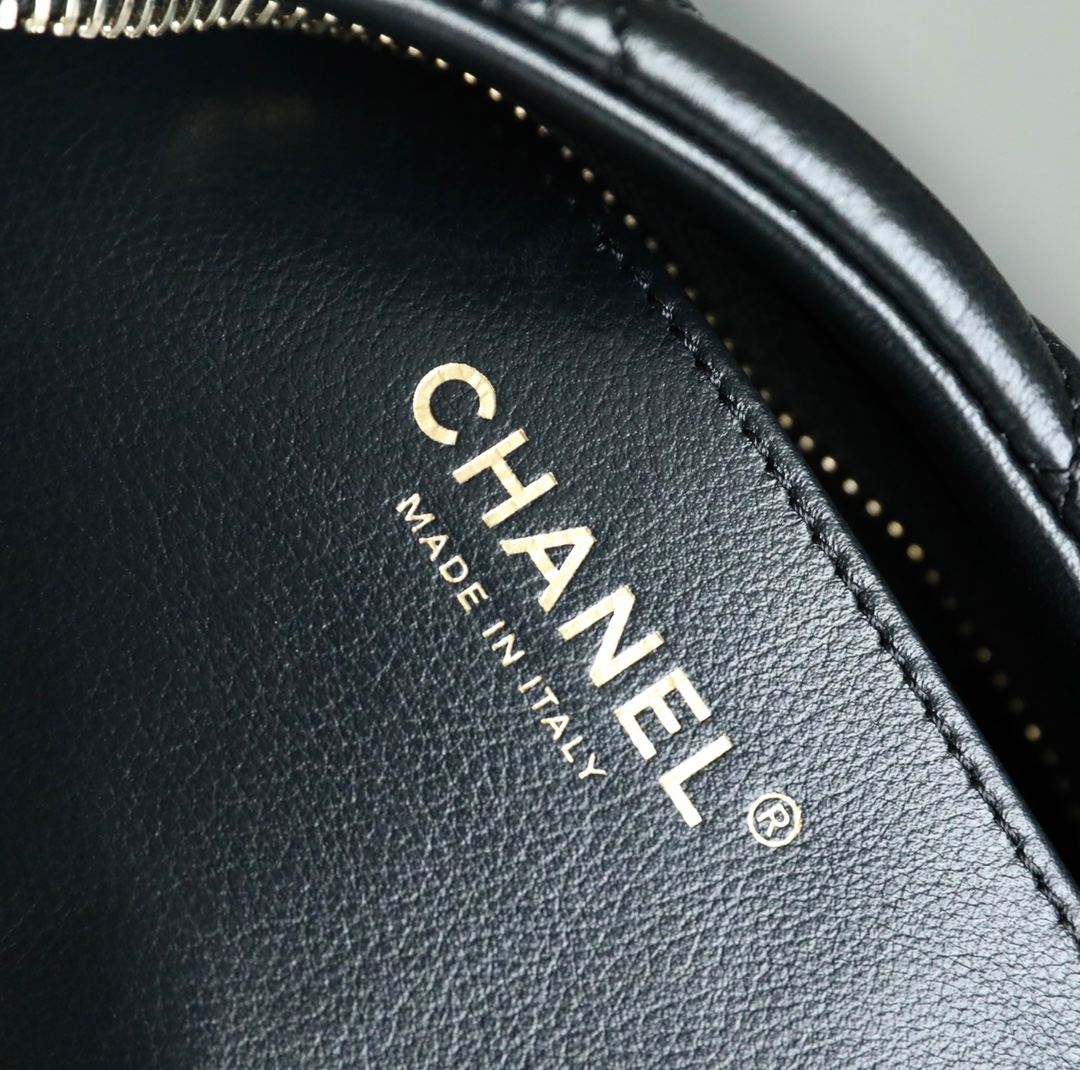 Chanel large Hobo bag angle 4