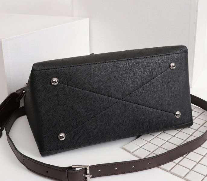 LV Mahina Beaubourg MM Hobo In Black angle 4