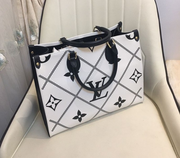 Louis Vuitton Spring 2022 Monogram Empreinte Onthego MM Tote In Cream angle 4