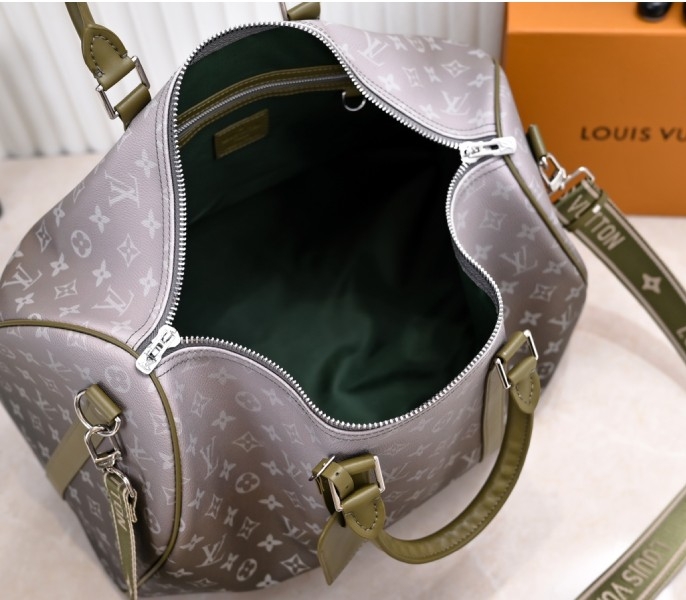 LV Monogram Gradient Canvas Keepall Bandouliere 45 In Khaki Green angle 5