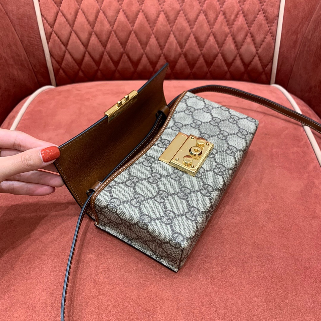 Gucc1 padlock bag angle 5
