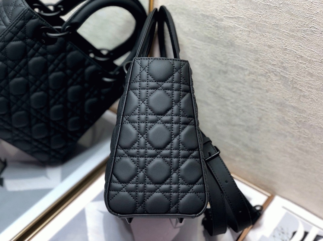 Dior Lady Dior Medium Bag Replica in Black angle 4