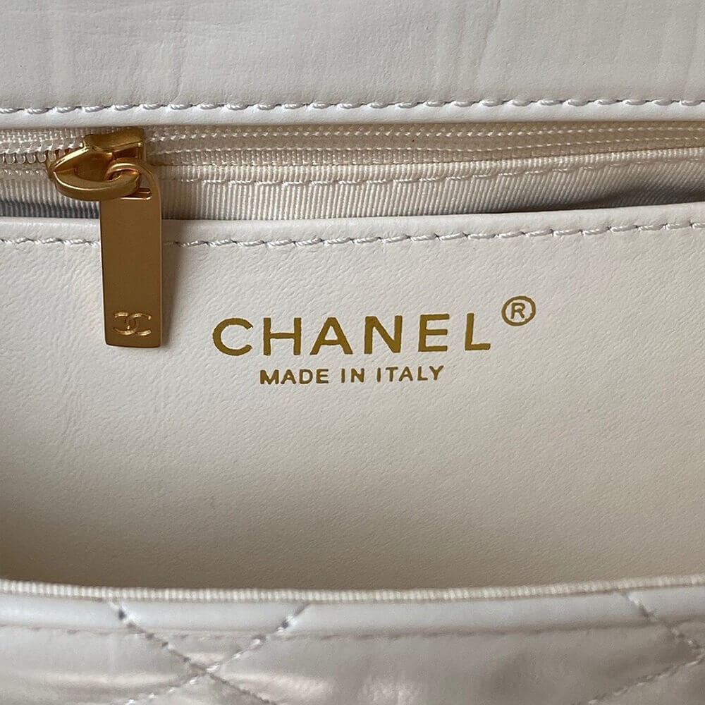 CHANEL MINI FLAP angle 5