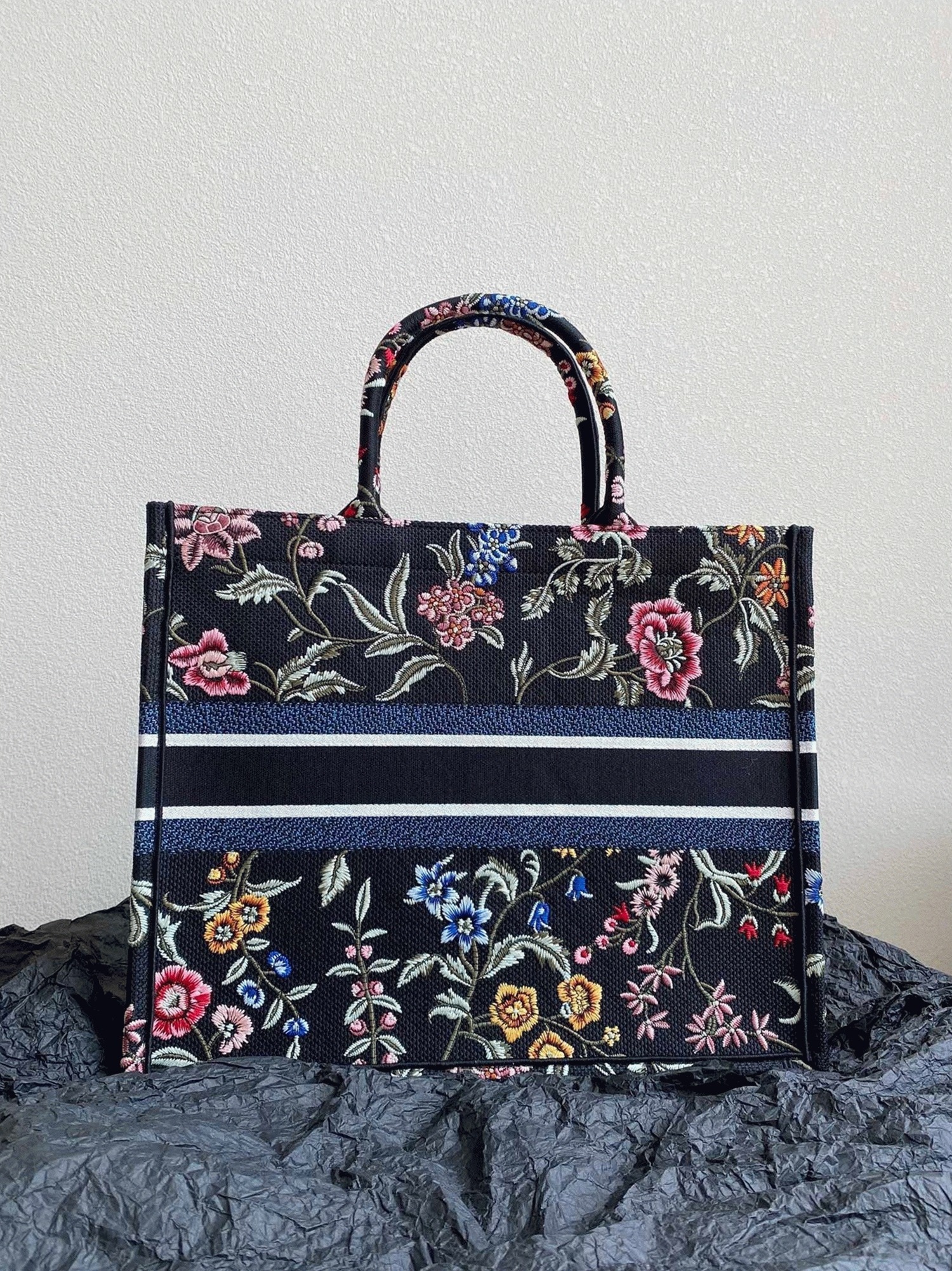 Dior Large Book Tote Bag Fake in Black Dior Petites Fleurs Embroidery angle 5