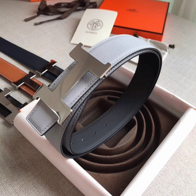 Premium replica Hermes Constance belt buckle in perle color angle 4