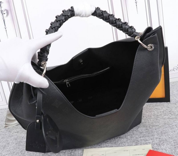 LV Mahina Carmel Hobo In Black angle 5