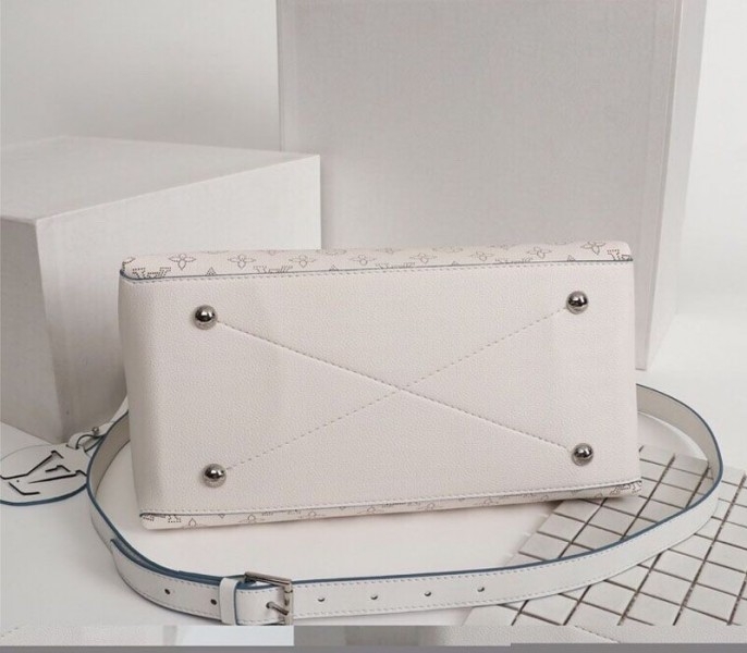 LV Mahina Beaubourg MM Hobo In Off White angle 4