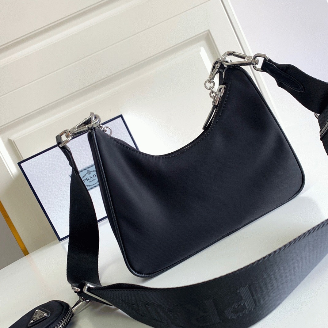 Prada Re-Edition Shoulder Bag Fake in Black angle 4
