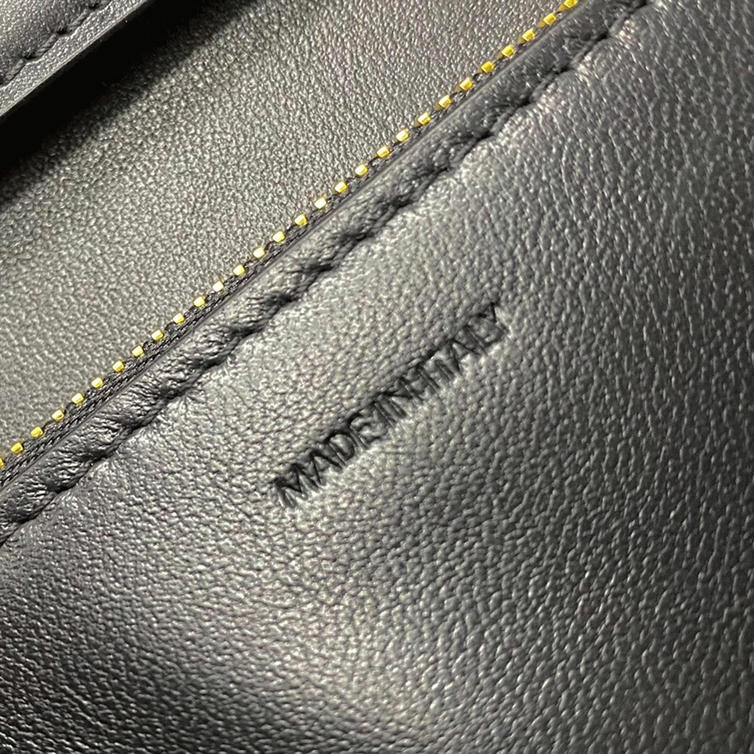 Top Quality Imitation Celine Classic Box Medium Bag In Black angle 3