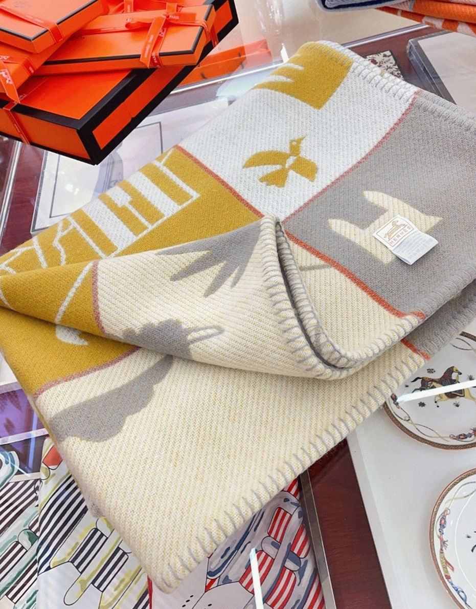 Replica Hermes Avalon Epopee blanket in jaune wool and cashmere angle 5