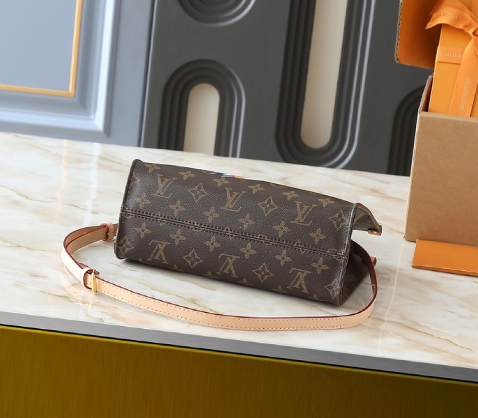 X TM Monogram Canvas OnTheGo PM With Bijou Edition angle 4