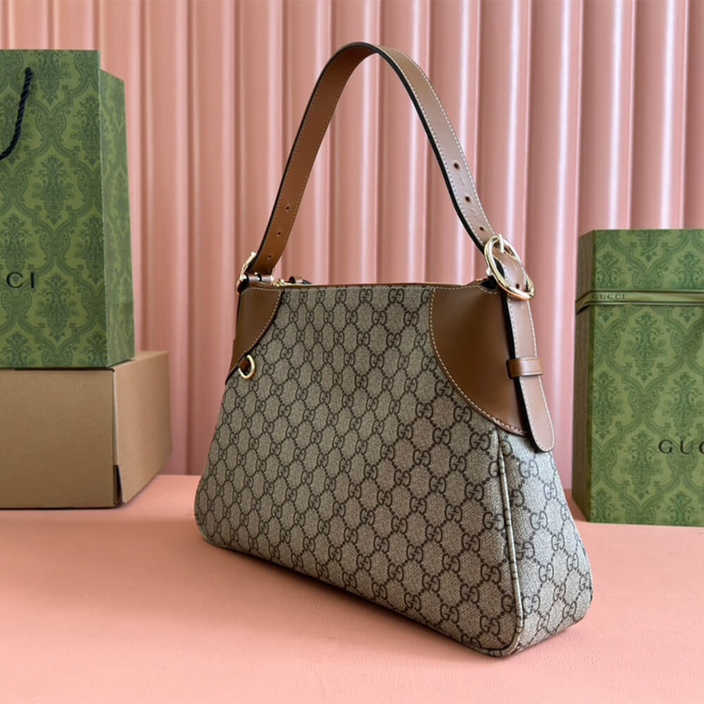 GG Emblem medium shoulder bag angle 4