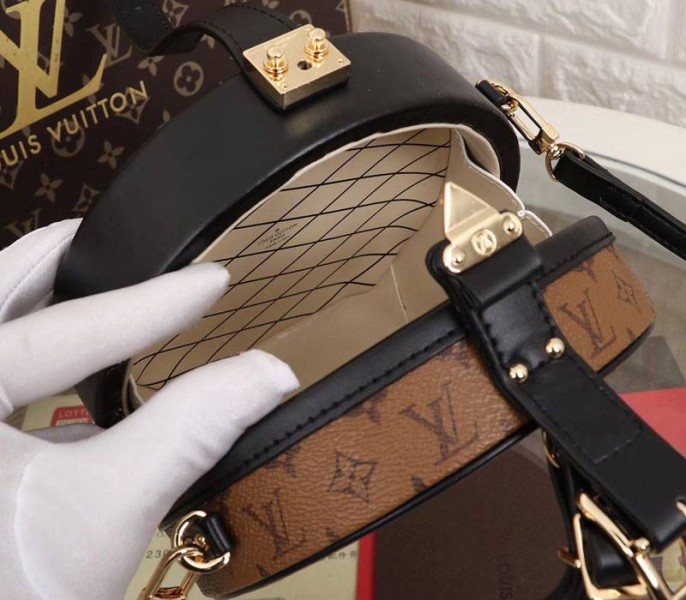 Louis Vuitton Monogram Reverse Canvas Petite Boite Chapeau angle 4