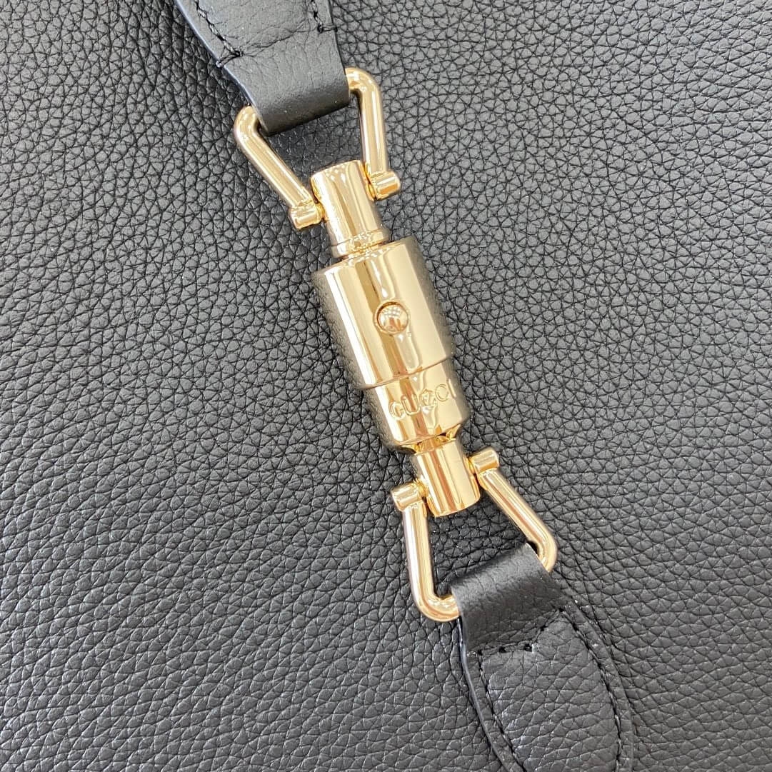 Gucci Jackie 1961 medium shoulder bag angle 4