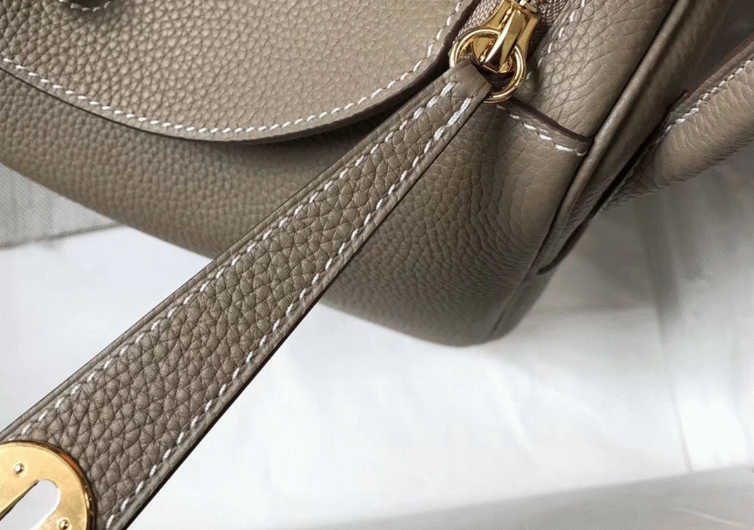 Knockoff Hermes Lindy 30cm bag in gris tourterelle tone angle 5