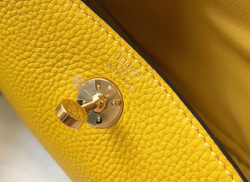 Fake luxury Hermes Lindy Mini handbag in yellow clemence leather angle 2
