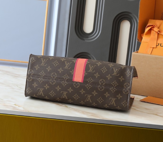 Mon Monogram OnTheGo MM angle 3