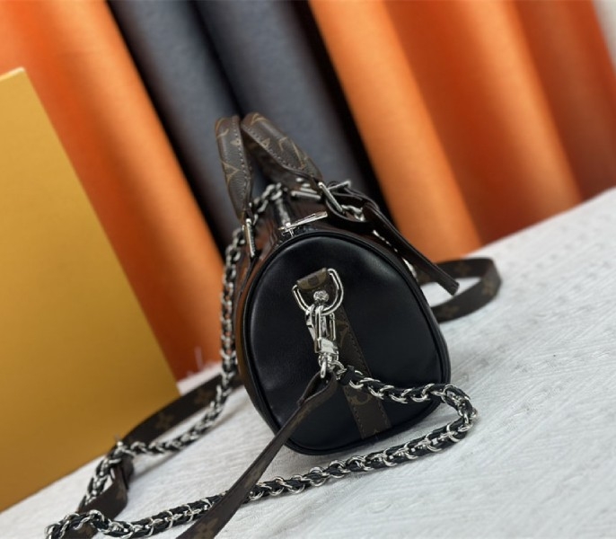 Louis Vuitton Vibe Keepall Bandouliere 25 In Black And Monogram Canvas angle 3