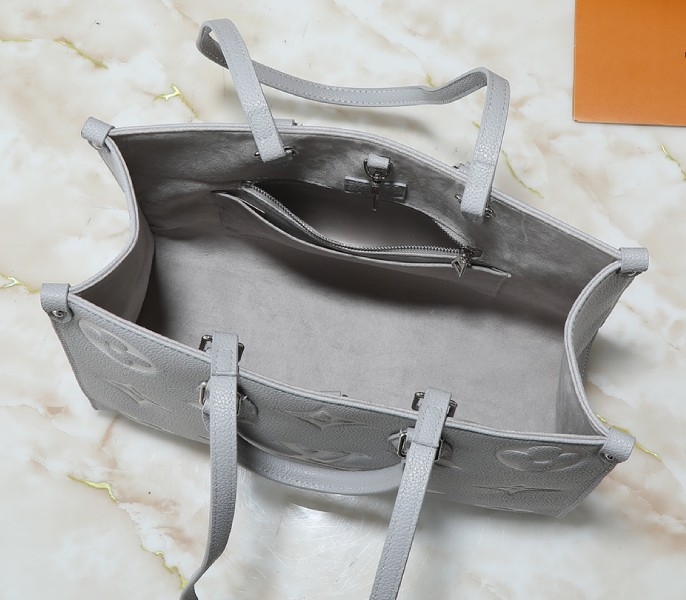 Monogram Empreinte OnTheGo MM Tote In Gray And White Quartz angle 5