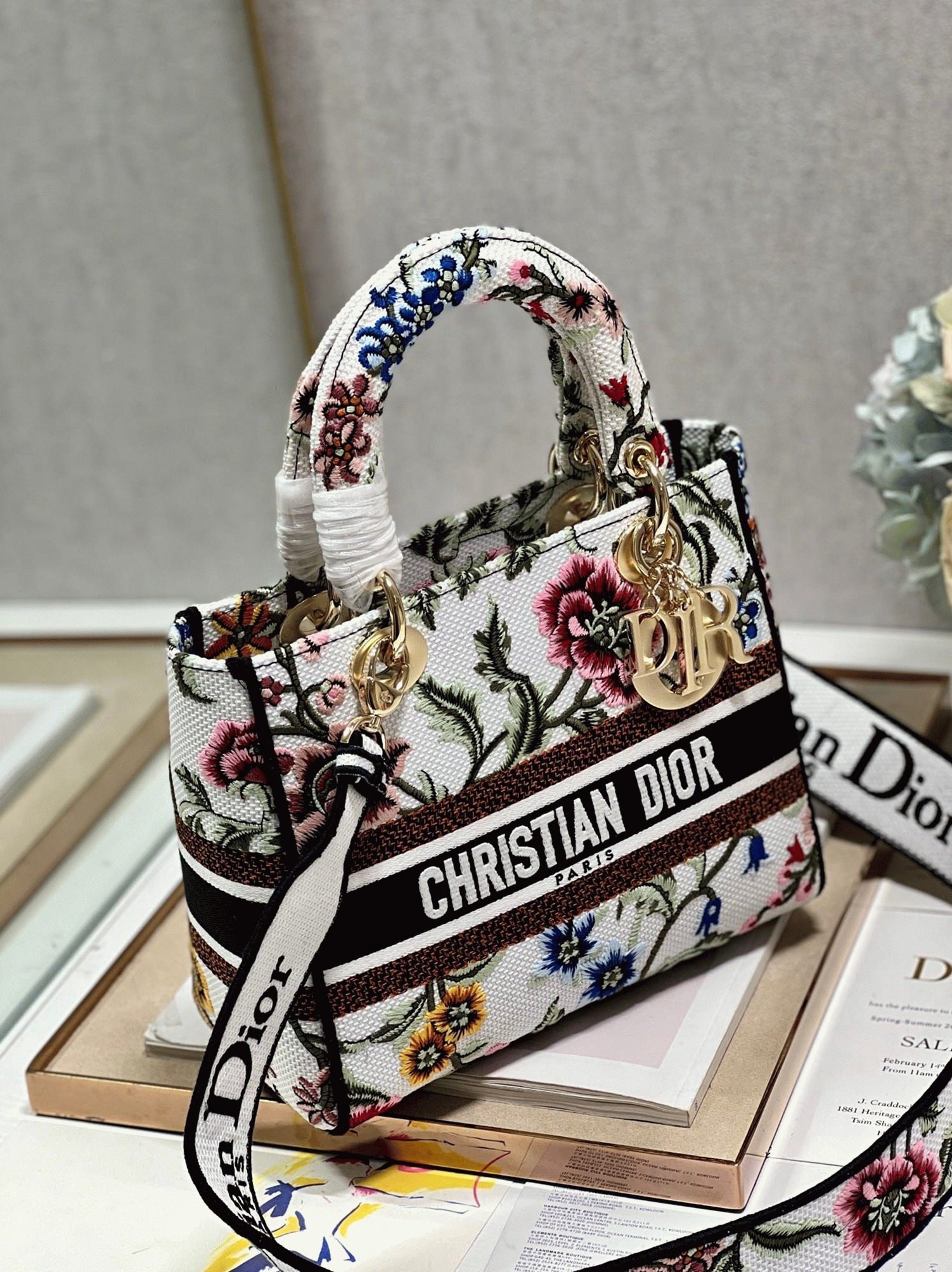Dior Lady D-Lite Medium Bag Fake in White Dior Petites Fleurs Embroidery angle 3