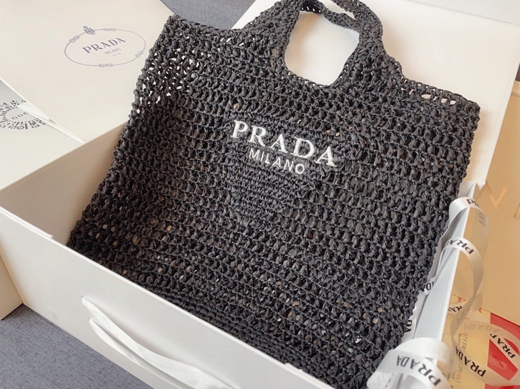 Prada Large Tote Bag Fake in Black Woven Raffia angle 5