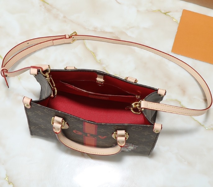 Mon Monogram OnTheGo PM angle 4