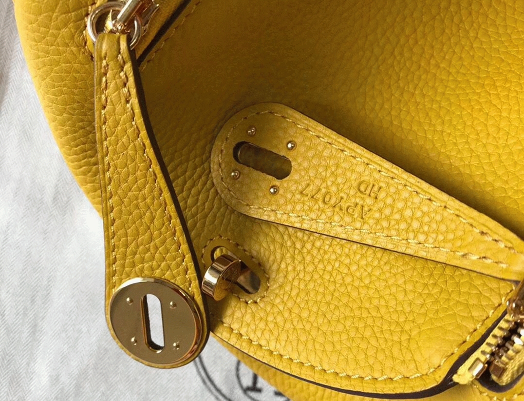 Fake luxury Hermes Lindy Mini handbag in yellow clemence leather angle 3
